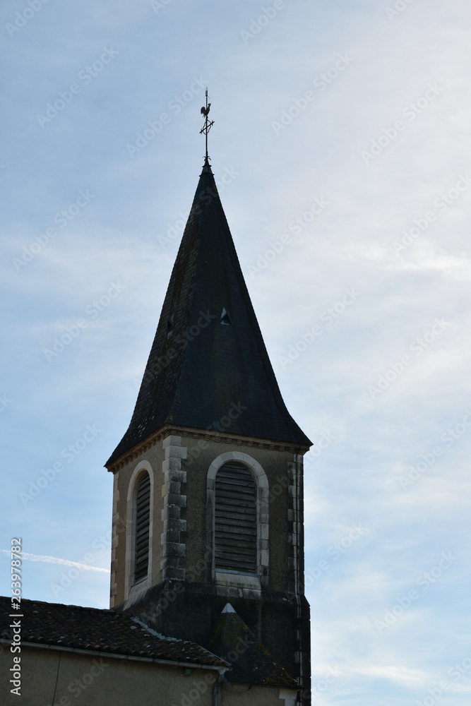 Clocher de l'église du village de Laneplaa dans le Béarn dans les Pyrénées Atlantiques