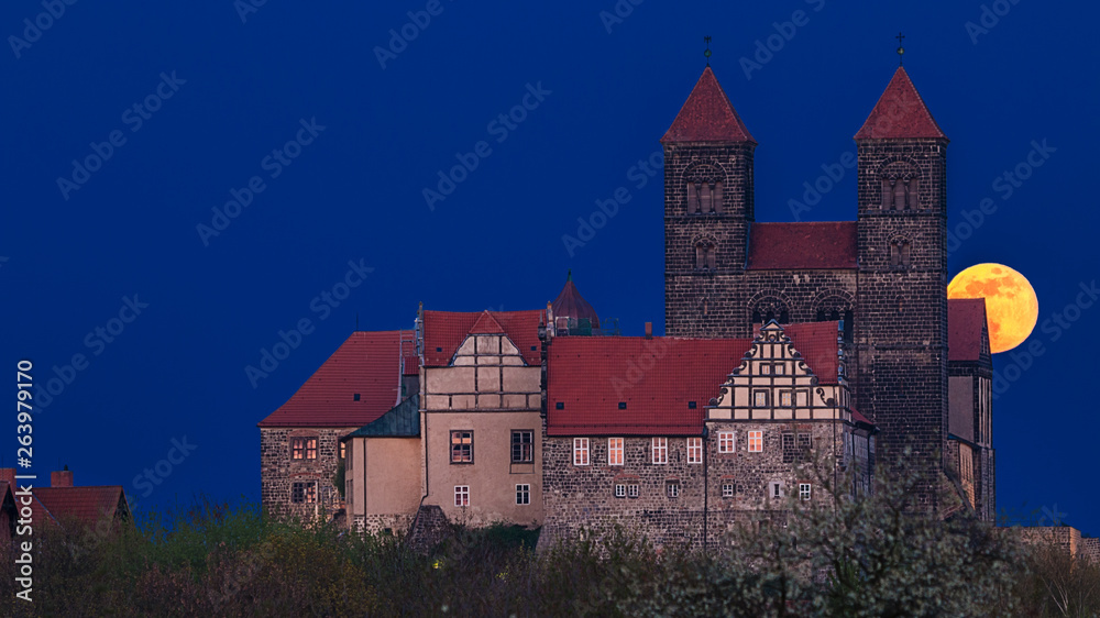 Mondaufgang hinter dem Schlossberg