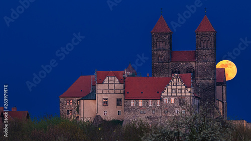 Obraz na płótnie Mondaufgang hinter dem Schlossberg w salonie