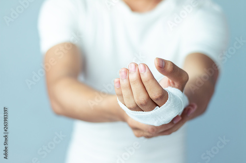 Foto Wounds at the wrist,bandages a hand wound pain medicine