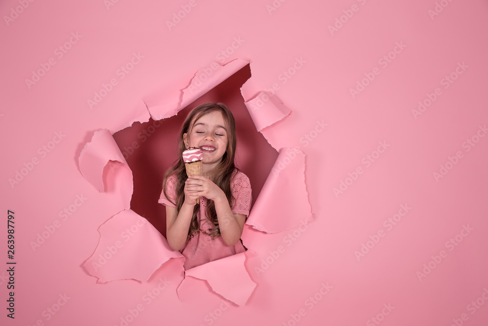 Fototapeta premium funny little girl with ice cream on colored background