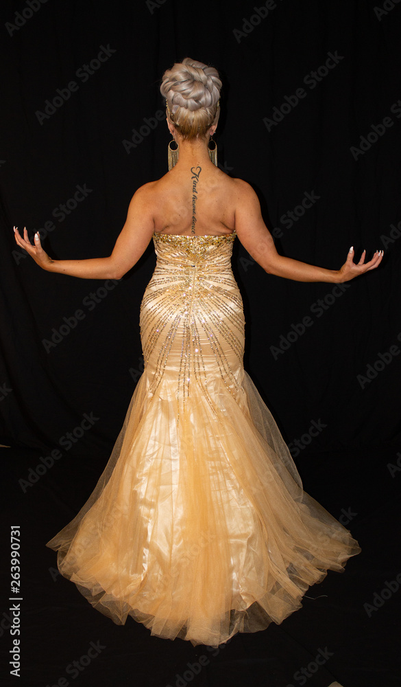 Fototapeta premium Golden witch wielding magic