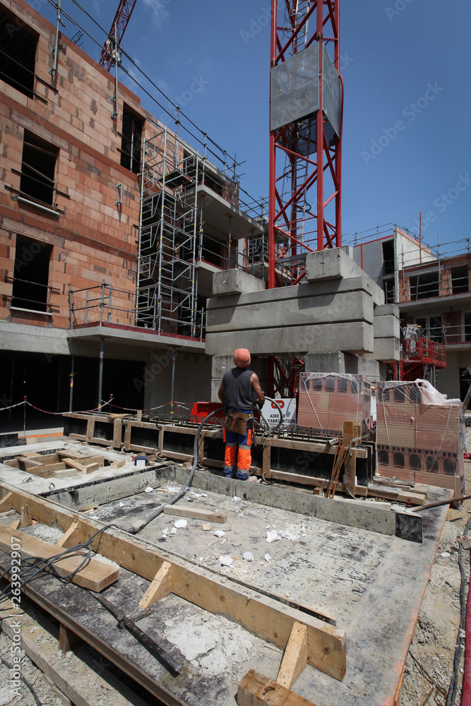 Naklejka premium La grue et l'ouvrier