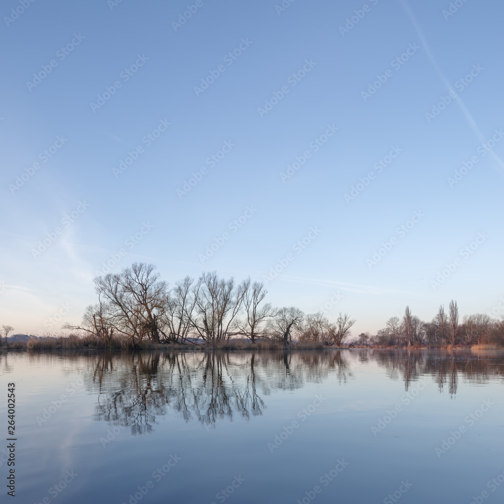 Flusslandschaft mit Spiegelung von Bäumen Flusslandschaft mit Spiegelung von Bäumen