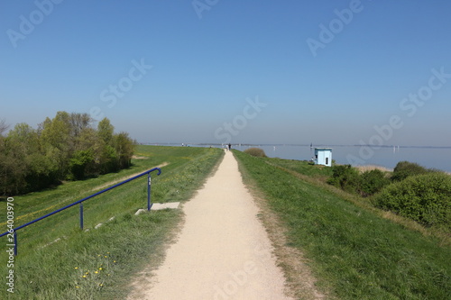 Blick über den Deich bei Brouwershaven in Holland photo