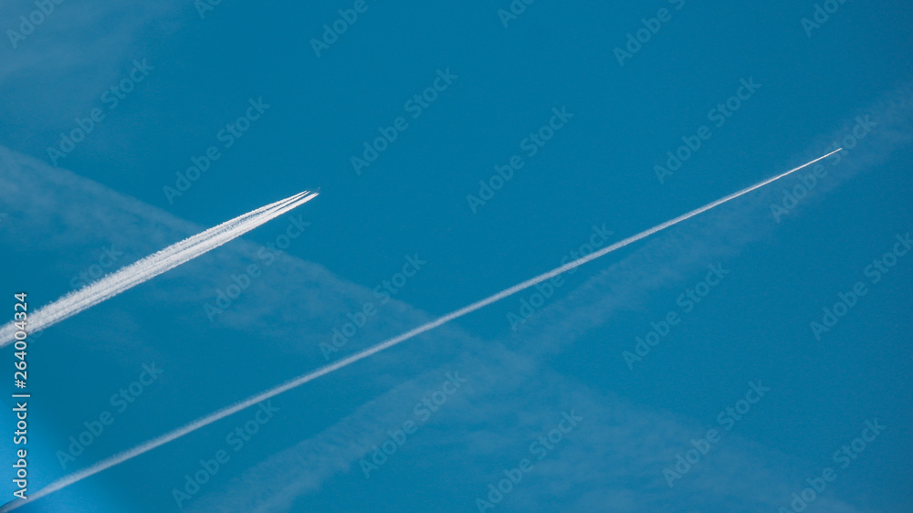 Flugzeuge hoch oben im Himmel