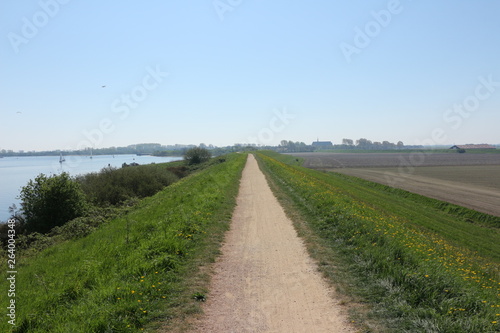 Blick über den Deich bei Brouwershaven in Holland photo