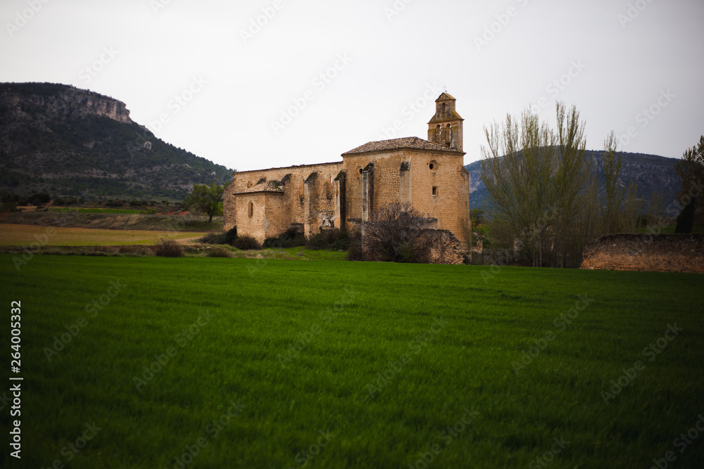 Paisaje con un monasterio en ruinas