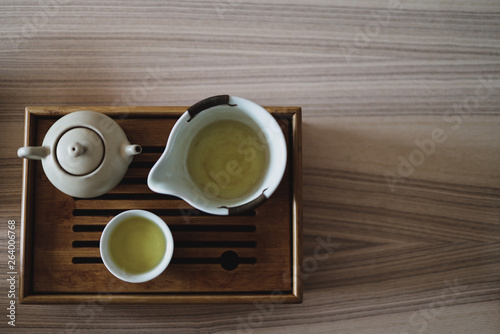 Teezeremonie - Teeservice auf Holztisch
