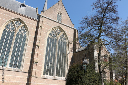 Blick auf die imposante Kirche im Zentrum von Brouwershaven in Holland photo