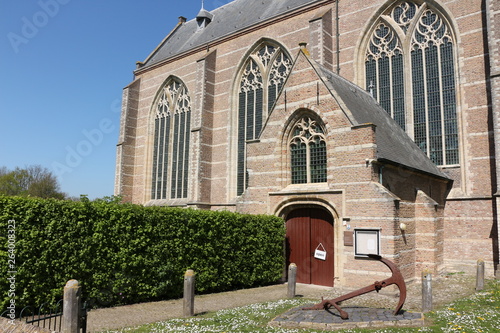 Blick auf die imposante Kirche im Zentrum von Brouwershaven in Holland photo