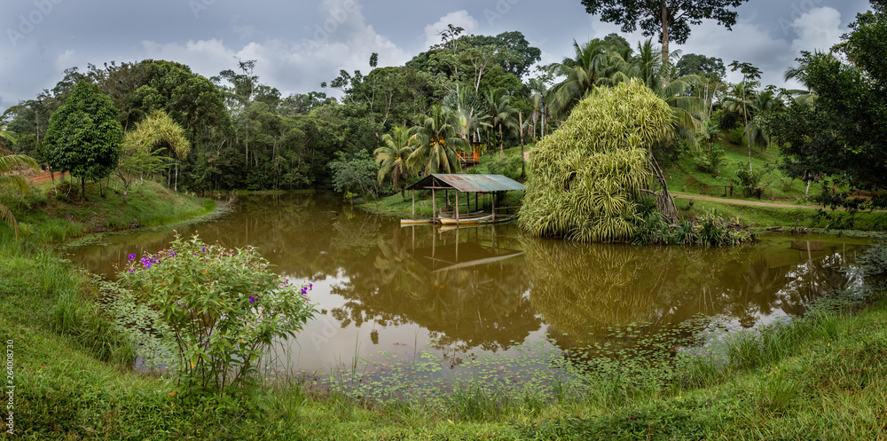 Vista panorámica de la Laguna del Lagarto Lodge en Boca Tapada Costa Rica con un embarcadero