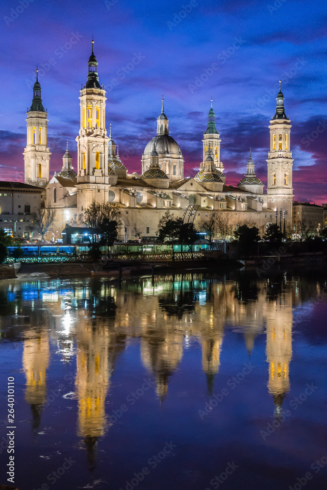 Vista de la Basílica del Pilar de Zaragoza reflejada en el Ebro de noche