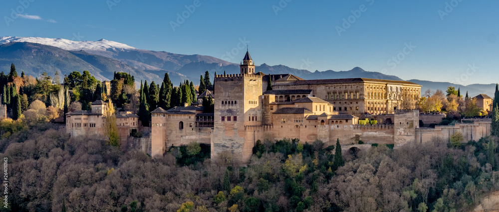 Vista panorámica de la Alhambra de Granada en un luminoso atardecer