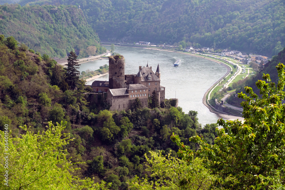 Burgen am Rhein mit Burg Katz bei Sankt Goarshausen und Campingplatz ...