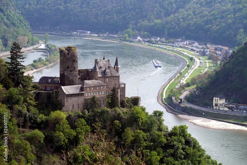 Burgen am Rhein im Rheintal mit Burg Katz bei St. Goarshausen und Campingplatz bei St. Goar an der Loreley - Stockfoto