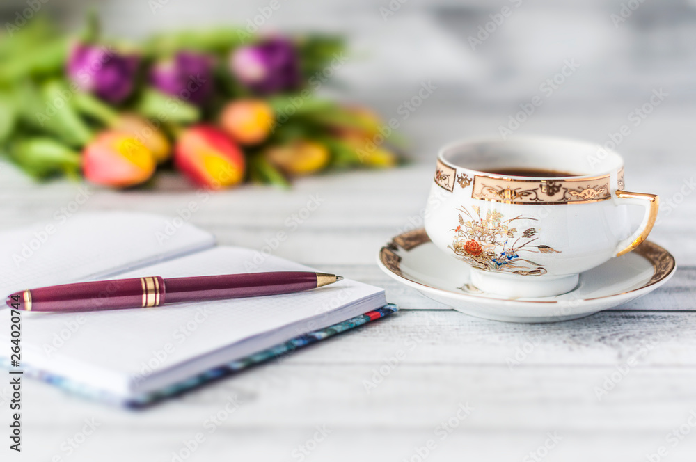 Fototapeta premium Bukiet kolorowych tylipanów i poranna filiżanka kawy