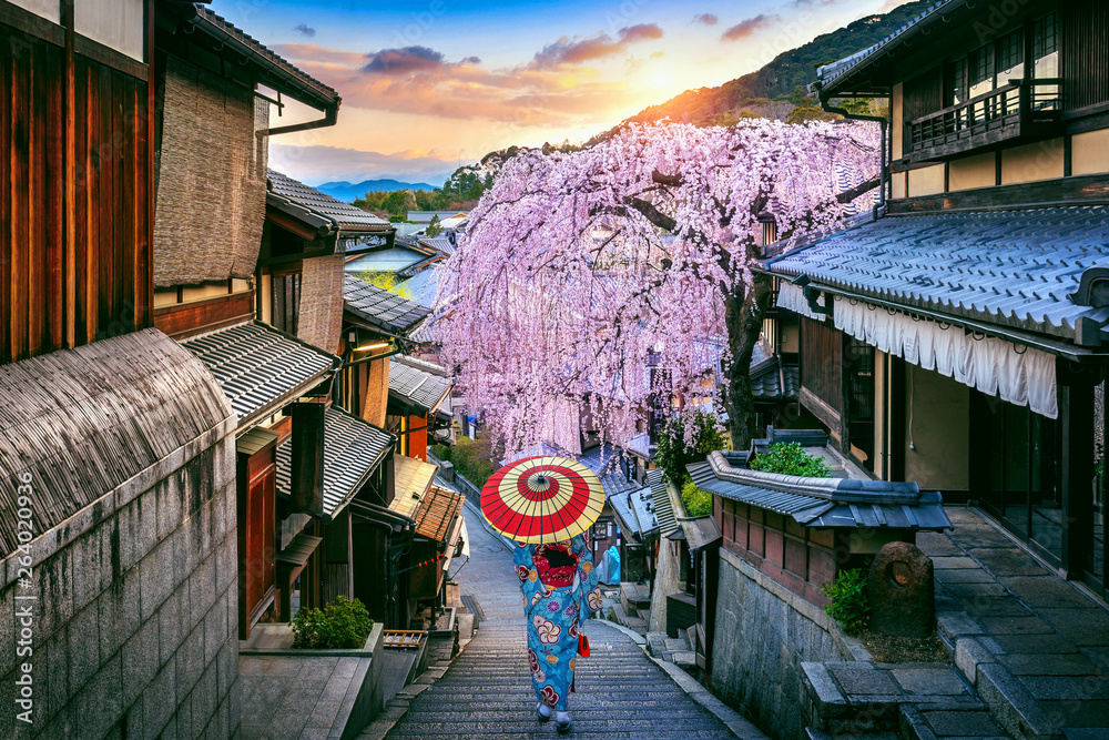 Fototapeta premium Kobieta ubrana w tradycyjne japońskie kimono spaceru w historycznej dzielnicy Higashiyama wiosną, Kioto w Japonii.