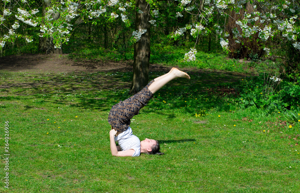kobieta ćwiczy jogę w parku - obrazy, fototapety, plakaty 