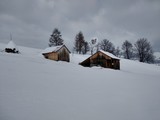 Bonito Paisaje de invierno. Cabaña en la montañas de los carpatos cubiertos de nieve en Rumania, Trasilvania, pueblo de Parva.