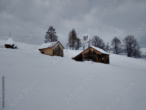 Bonito Paisaje de invierno. Cabaña en la montañas de los carpatos cubiertos de nieve en Rumania, Trasilvania, pueblo de Parva.
