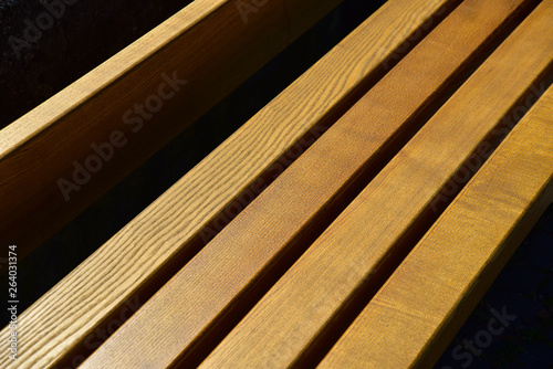 Latten einer Holzbank verlaufen diagonal über das Bild © leopictures