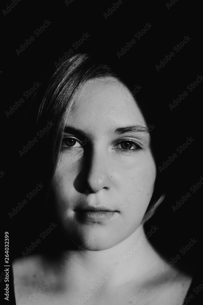 Junge Frau Portrait schwarz-weiß, dunkle Schatten Junge Frau Portrait schwarz-weiß, dunkle Schatten