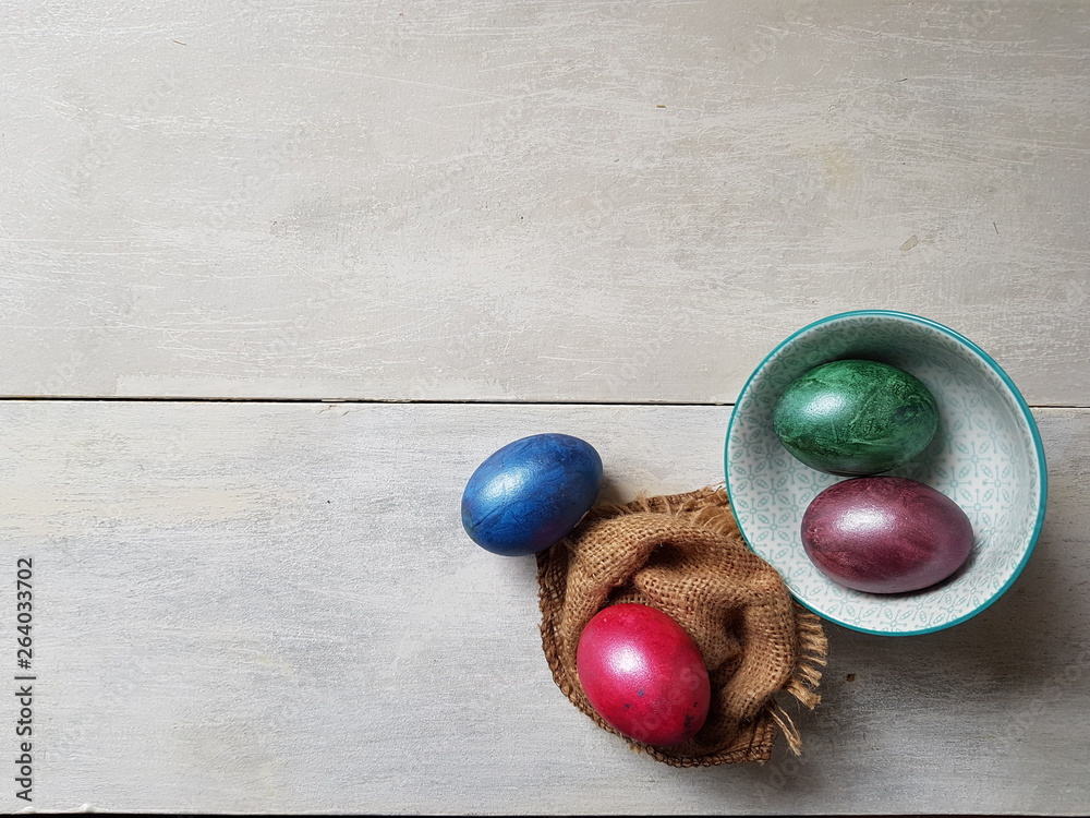 Obraz premium eggs colorful easter white wooden background
