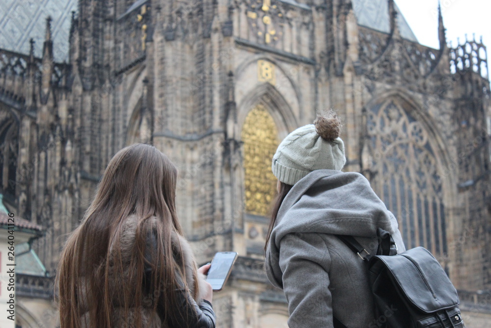 Dziewczyny stoją w pobliżu katedry w Pradze