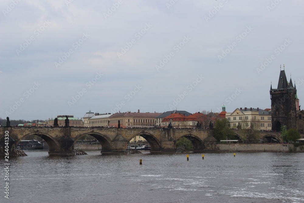  Widok Pragi z mostu.