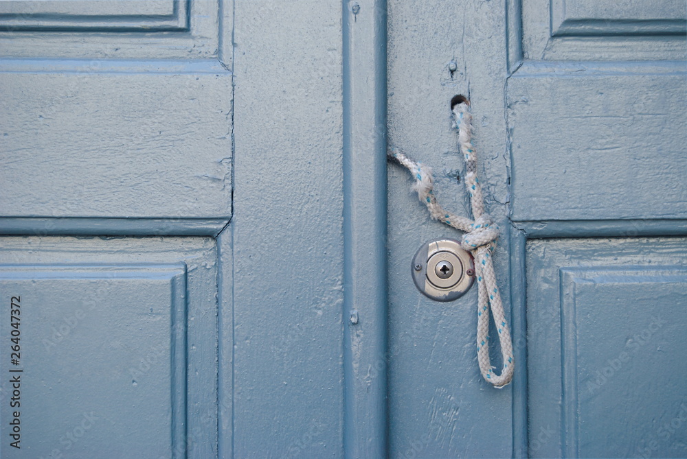 Porta antiga cinzenta com corda para abrir Porta antiga cinzenta com corda para abrir