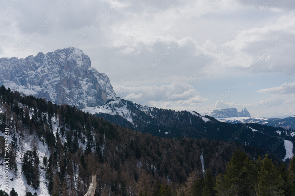 Obraz premium Langkofel Dolomites, alp mountain in wolkenstein on a sunny winter day