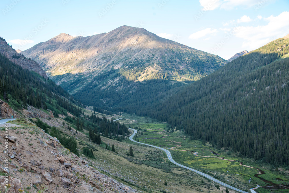 Fototapeta premium In between the mountains 