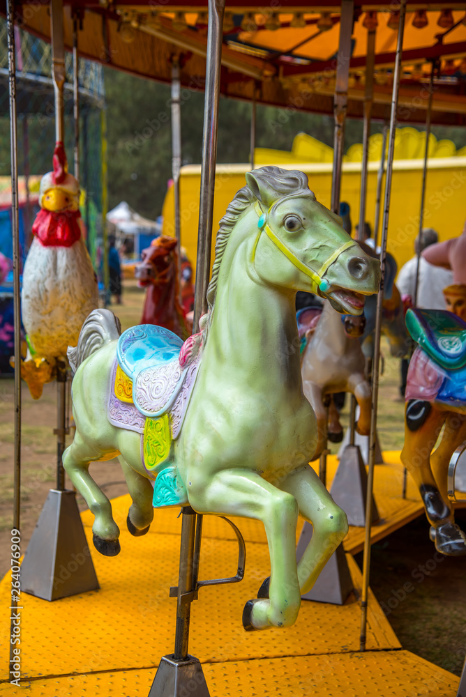 rueda de la fortuna, juegos de fin de semana, caballos, gallos , amarillo  foto de Stock | Adobe Stock