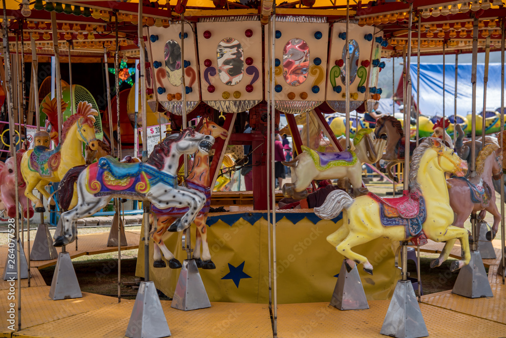 rueda de la fortuna, juegos de fin de semana, caballos, gallos , amarillo  foto de Stock | Adobe Stock