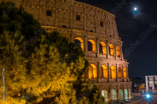 Photography Colosseum at night in Rome - Italy