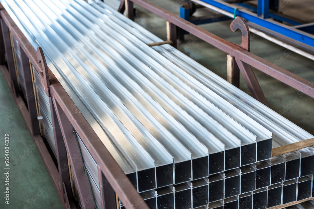 Obraz premium Mechanical equipment and finished products in workshop of aluminium alloy products factory