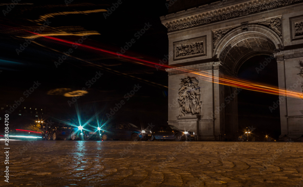 Obraz premium Long exposure in triumphal arch