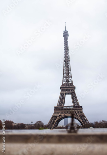 Fototapeta Naklejka Na Ścianę i Meble -  Eiffel Tower vs keychain