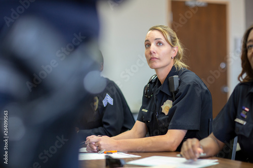 Photo Police Woman Classroom Preparation