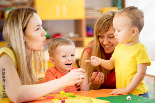 mothers teach children to w...