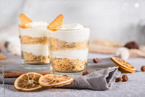 Photos Layered mascarpone dessert with crushed vanilla biscuits and carame