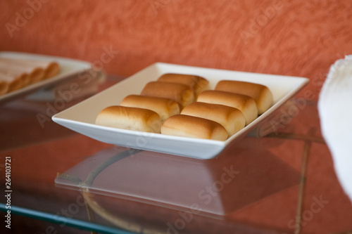 sortido de pão assado na mesa de madeira photo