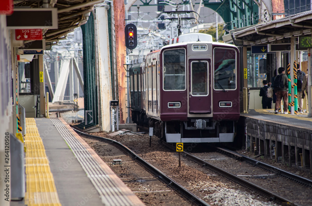 Fototapeta premium 中津駅を出る阪急電車