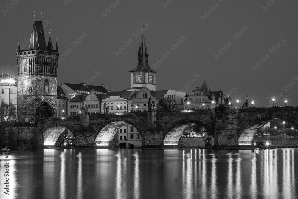 Karlsbrücke und Altstädter Brückenturm in der Blauen Stunde in schwarz-weiss