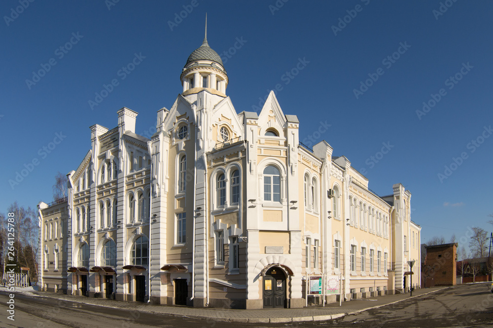 Naklejka premium kitten was wonderful Maine Coon in the photo Studio