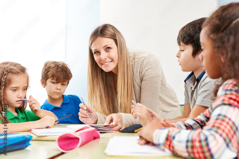 Schüler machen Hausaufgaben mit Lehrerin Schüler machen Hausaufgaben mit Lehrerin