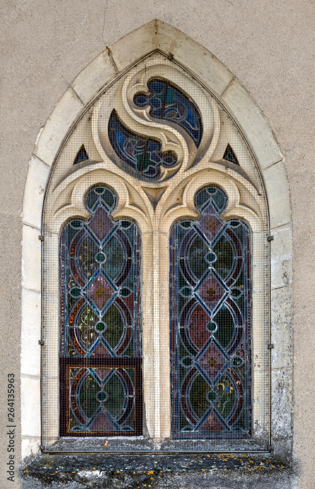 Fenêtre gothique dans l'église de Versailleux, France