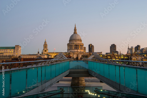 menschenleere Millenium Brücke mit St. Pauls Cathedral im Hintergrund