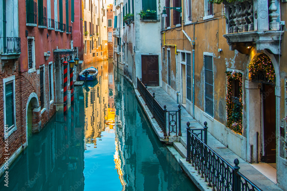 Stimmungsvolle Morgenspiegelung im Kanal in Venedig